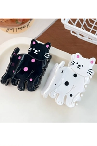 Détail de pinces à cheveux chat mignonnes en acétate avec des motifs à pois variés