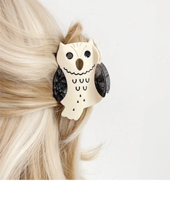 Close-up of owl-shaped hair claw clip on blonde hair for daily hair styling decoration