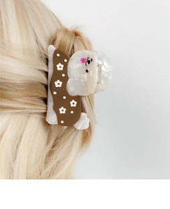 Detailansicht der niedlichen Welpen-Haarklammer aus Acetat mit Blumenmuster im Haar