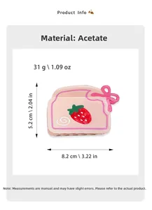 Vue détaillée de la pince à cheveux gâteau à la fraise en acétate, taille 8,2cm x 5,2cm