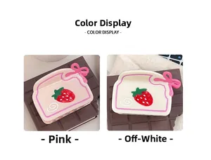 Détail des pinces à cheveux fraise en acétate disponibles en rose et blanc crème
