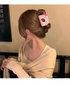 Détail d'une grande pince à cheveux en acétate motif confiture de fraises