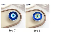 Vue détaillée de deux motifs œil bleu en résine avec des lignes dorées élégantes