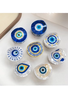 Détail des pinces à cheveux œil protecteur en acétate avec motifs Nazar bleus