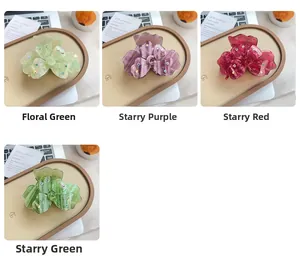 Vue détaillée des pinces à cheveux trèfle à quatre feuilles avec strass colorés