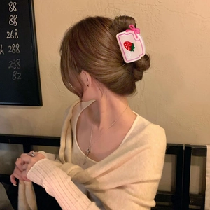 Pince à cheveux fraise en acétate avec nœud rose pour coiffure élégante de femme