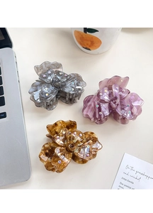 Détails des pinces à cheveux trèfle à texture marbrée et strass en trois couleurs