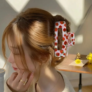 Pinza per capelli con motivi di fragole realistici su base bianca lucida
