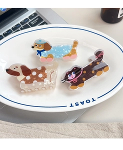 Detail von drei süßen Acetat-Hundehaarklammern in Blau, Kaffee und Braun gepunktet