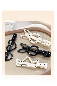 Détails de pinces à cheveux à pois noir et blanc avec motifs lapin et couronne