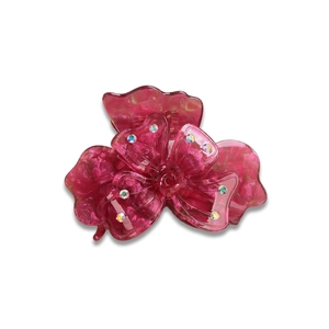 Pince à cheveux trèfle élégante avec texture marbrée rose et cristaux de strass brillants