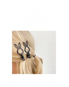 Gros plan de barrettes oreilles de lapin noires à pois blancs sur cheveux