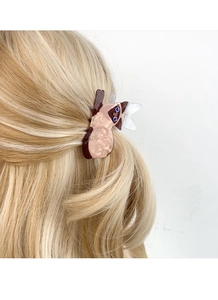 Detail der Siamkatze Haarklammer mit Perlenstruktur auf blondem Haar-Modell