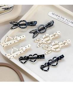 Lot de barrettes à pois aux formes de lapin, couronne et cœur sur plateau crème