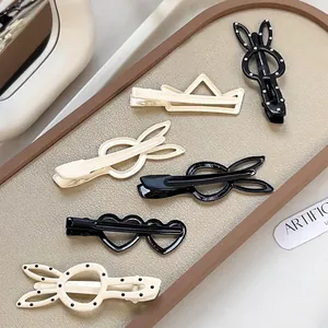 Set de barrettes à pois avec formes lapin, cœur et couronne sur plateau beige