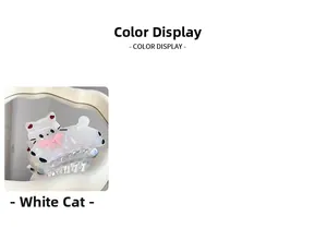 Détail d'une pince à cheveux chat blanc en acétate avec nœud rose et éclat nacré
