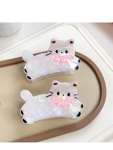 Détail de pinces à cheveux chat en acétate blanc avec nœuds roses et fini nacré
