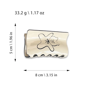 Haarklammer aus Acetat in Creme mit niedlicher Bärengravur und Größenangaben im Detail