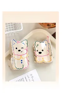 Détail de pinces à cheveux Westie avec des motifs de lignes de dessin animé colorés