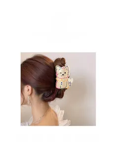 Détail d'une pince à cheveux motif chien Westie avec des lignes colorées pour femme
