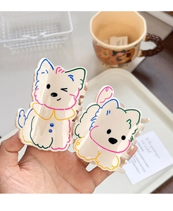 Détail des pinces à cheveux Westie avec lignes colorées en acétate arc-en-ciel