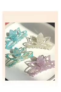 Vue détaillée de quatre pinces à cheveux lotus colorées ornées de strass brillants