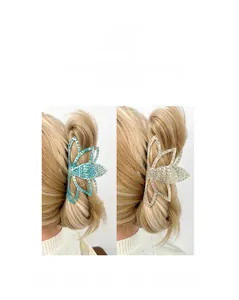 Détail de pinces à cheveux lotus ornées de strass brillants en bleu et blanc
