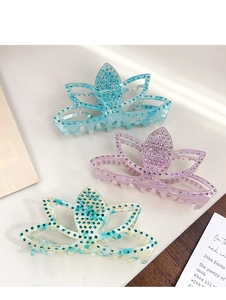 Vue détaillée de trois pinces à cheveux lotus avec strass en bleu glacé et tons marbrés