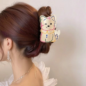 Pince à cheveux chien Westie en acétate avec lignes colorées portée par un modèle