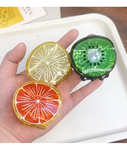 Vue détaillée des pinces à cheveux créatives en forme de tranches de citron et d'orange