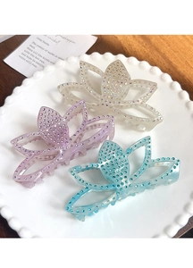 Trois couleurs de pinces à cheveux lotus avec strass brillants dans un plat blanc