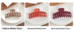 Détail de pinces à cheveux en silicone mat en couleurs beige, orange et bordeaux