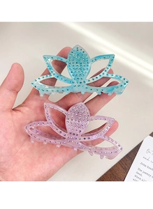 Gros plan de pinces à cheveux en forme de lotus avec strass en bleu glacé et lavande