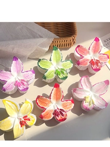 Détail de pinces à cheveux en forme de lys colorés avec pétales texturés et mats