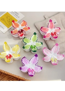 Détail de pinces à cheveux en forme de lys vibrant déclinées en six couleurs florales