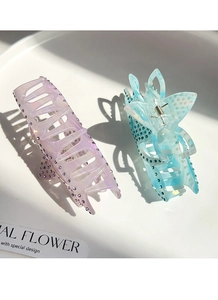 Détail des pinces à cheveux lotus serties de cristaux en acétate bleu et violet