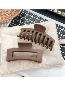Détail de pinces à cheveux marron foncé mat avec modèles rectangulaires et courbés