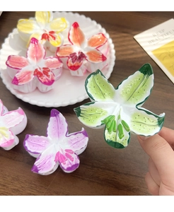 Gros plan sur la pince à cheveux fleur de frangipanier avec texture de pétale réaliste