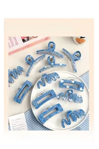 Details von Haarklammern in blauer Jeansoptik mit weißen Herzmustern und Lucky Aufdruck