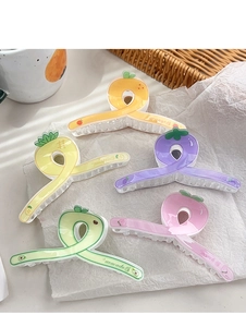 Détail de cinq pinces à cheveux aux motifs de fruits : orange, raisin et pêche