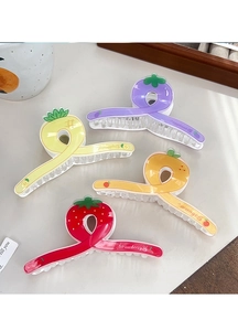 Détail de pinces à cheveux translucides aux couleurs de fruits, fraise et ananas inclus