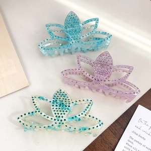 Lot de trois pinces à cheveux fleur de lotus avec strass dans les tons bleu et violet