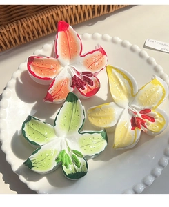 Détails des pinces à cheveux fleur de lys colorées avec pétales et textures réels