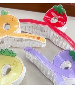 Détail de pinces à cheveux aux couleurs gelée et motifs fruits avec dents antidérapantes