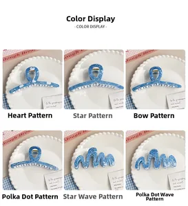 Details von sechs blauen Haarspangen mit Jeansdruck und Mustern auf einem weißen Teller