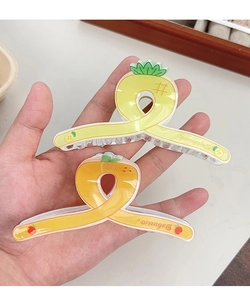 Détail des pinces à cheveux aux motifs d'ananas et d'orange avec texte gravé