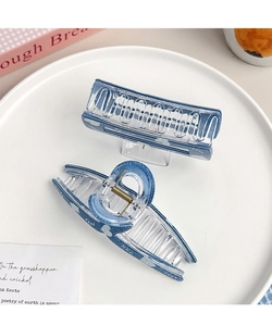 Details von blauen Haarklammern im Denim-Stil mit weißen Herzmustern und Schriftzug