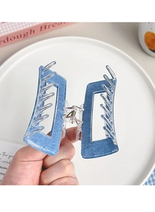 Detail der großen quadratischen Haarklammer im Korea-Stil mit blauem Denimmuster und Feder