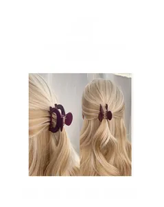 Détail de pinces à cheveux en acétate violet foncé portées sur cheveux blonds