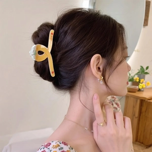 Pince à cheveux de couleur gelée avec motif orange pour un chignon élégant et moderne